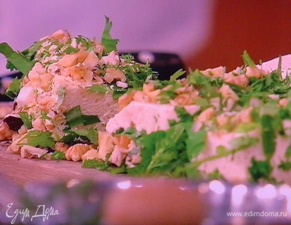 Террин нарежьте на порционные кусочки, не слишком мелко, обваляйте его в орехово/травяной смеси: щедро и подавайте, к примеру с поджаренными на оливковом масле гренками из ржаного хлеба.  Бокальчик белого охлаждённого сухого вина идеально подойдёт к сырной закуске! 