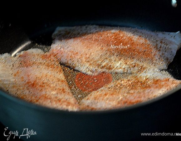 Разогреть сковороду, добавить оливковое масло и обжарить филе тилапии с обеих сторон.
