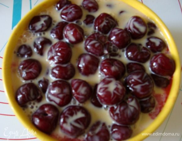 Вишню используем естественно без косточек! Ее надо разморозить выложив в друшлаг, чтобы стекала лишняя жидкость. (сок потом я использовала для приготовления оладушков)
 Залить вишню ликером, дать настояться.