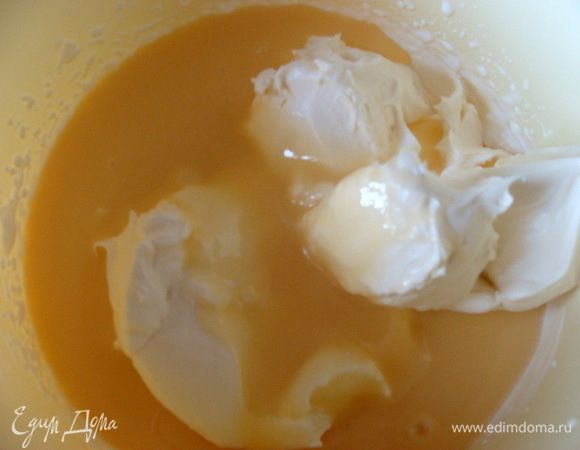 Добавить маскарпоне и сгущенное молоко.