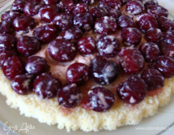 На корж выложить 1/3 часть вишни, полить немного ликером, уже смешанным с соком из емкости, где лежит оставшаяся вишня.