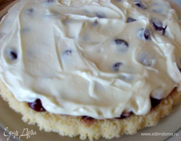 Сверху обильно выложить крем.