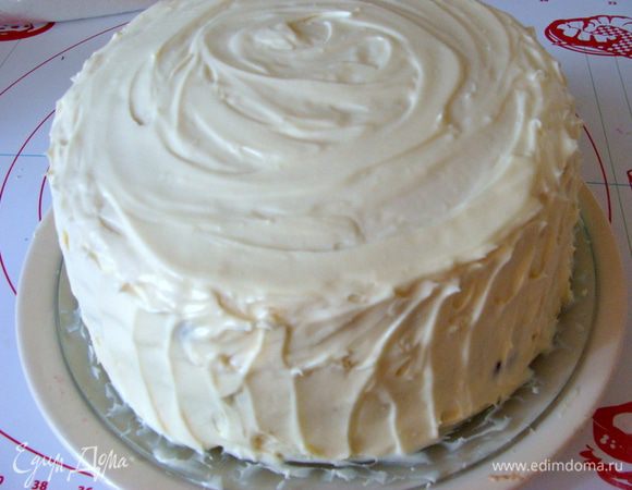 Закрыть всю композицию четвертым коржом и обмазать торт кремом со всех сторон. Обсыпать торт кокосовой стружкой. Поставить в холодильник для пропитки на ночь.
  

