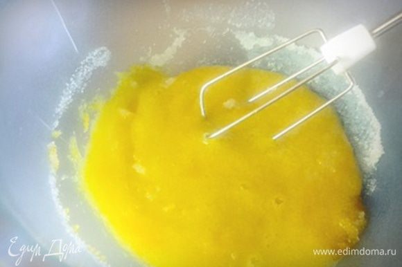 Сначала яйцо комнатной температуры взбиваем хорошенько с сахаром, потом снижая скорость добавляем апельсиновый сок и перемешиваем.