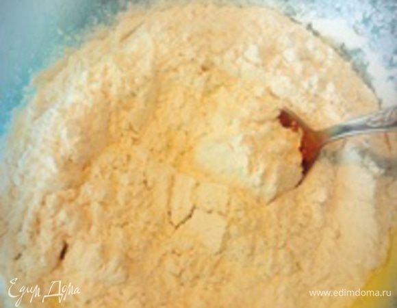 Затем добавим смесь с мукой и цедрой (предварительно просеянной с солью и разрыхлителем).