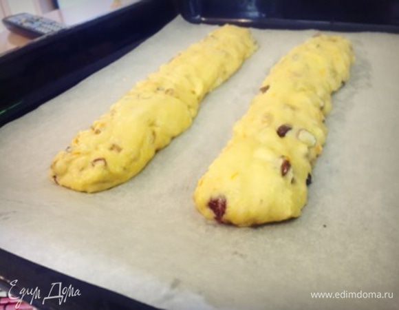 Дальше делим тесто на две части, и формируем из них два "батона".

Выпекайте их при низкой температуре - около 150 градусов на протяжении 30-40 минут. "Батоны" должны пропечься, но ни в коем случае не покоричневеть, т.к. мы будем мучить их дальше =)