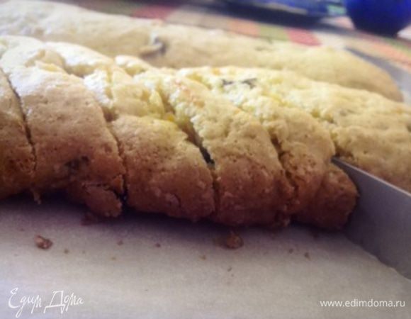 Остужаем как обычно, чтобы не увлажнилось дно, на решетке минут десять. Разрезаем наискосок на продолговатые печеньки толщиной примерно в палец. 

Знаю, многие, чтобы печенье не крошилось, разбрызгивают воду на "батоны", но я так делаю, только если пеку постные, а данные прекрасно режутся и обычным хлебным ножом.