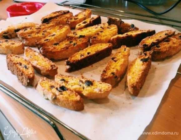 Выкладываем наши бискотти обратно на противень и сушим при еще более низкой температуре - около 130 градусов еще 30-40 минут и опять остужаем на решетке.

Если замечаете, что низ начинает сильно коричневеть, то печенюшки можно перевернуть.

Как позолотятся - вынимаем и остужаем опять же на решетке.