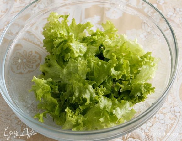 Салат порвать на кусочки руками.