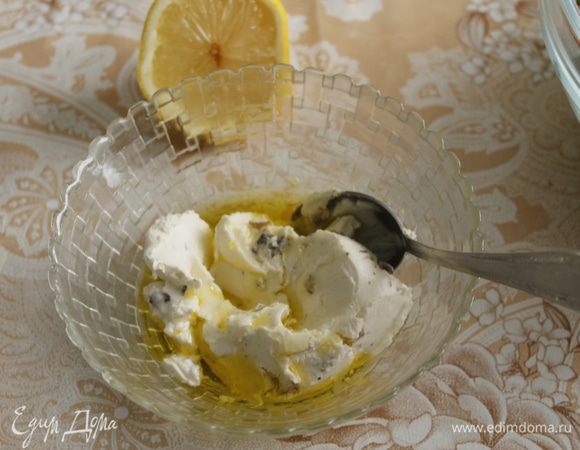 Для заправки смешать творожный сыр с маслом,лимонным соком ,сахаром.