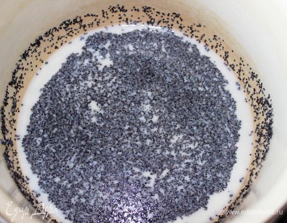 Для начала зальем 100 грамм мака молоком и поставим на огонь, дадим закипеть, накроем крышкой, снимем с огня и оставим набухать.