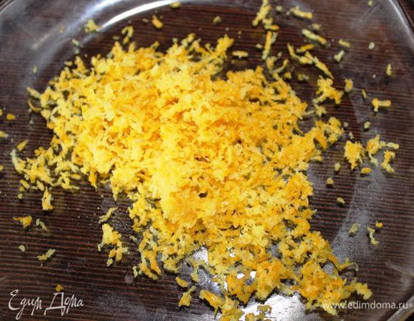 Тем временем натрем с 1 лимона цедру и отожмем сок.