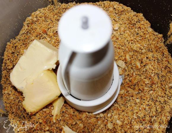 Измельчим печенье в крошку, добавим лимонную цедру, 1 ст.л. мака, размягченное сливочное масло.