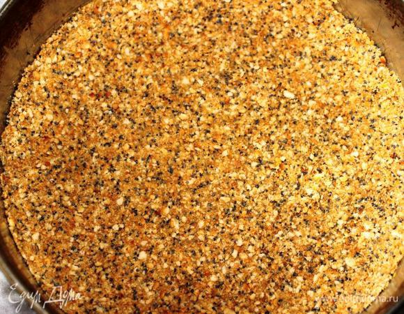 Полученную массу выложим в разъемную форму, утрамбуем и отправим в холодильник.