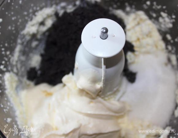 Разогреем духовку до 180 градусов. Измельчим творог до однородности, добавим сливочный сыр, ванилин, кукурузный крахмал, сахар, набухший мак (если всё молоко не впиталось, то необходимо его слить) и хорошенько взобьём.