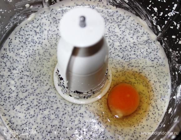 Затем добавим по одному яйца, каждый раз перемешивая.