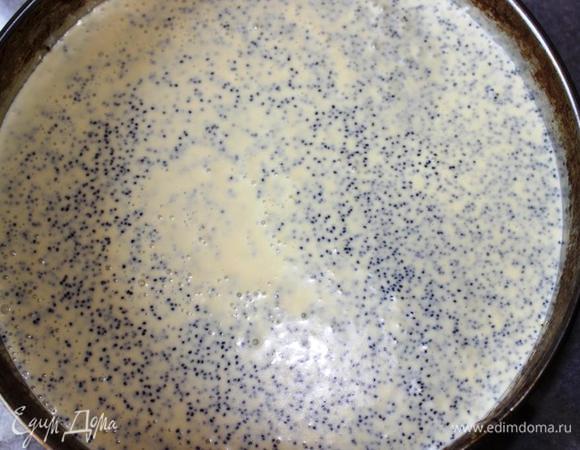 Выльем сырную массу на основу и отправим чизкейк в разогретую духовку на 20 минут. Затем уменьшим температуру до 120 градусов и выпекаем еще 60 минут.