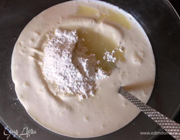 За минут 5 до окончания выпечки займемся топпингом. Смешаем сметану (я взяла 27 %) с сахарной пудрой и лимонным соком. Можно просто перемешать ложкой. Если боитесь, что будет слишком кисло, то добавляйте сок постепенно, пробуя крем на вкус. Нам кислинки лимона было как раз, даже 6-летний ребенок уплетал за обе щеки. Но все-таки это дело на любителя, поэтому лучше количество сока регулировать на свой вкус.