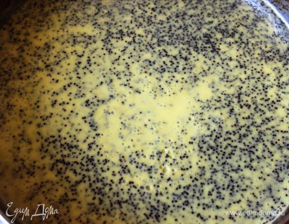 Достаем чизкейк из духовки, увеличиваем температуру до 150 градусов.