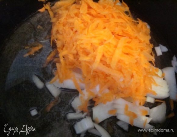 Морковь трем на крупной терке. Лук режем кольцами или кубиками. В сковороду добавляем раст. масло и делаем зажарку. Сильно ужаривать не надо - хватит до прозрачности лука.