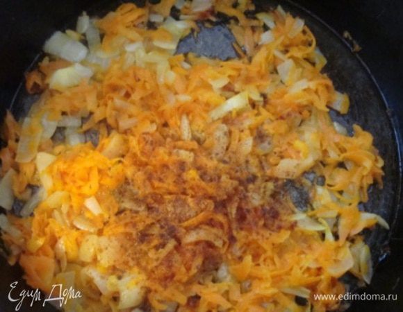 Добавляем молотые красный и черный перчики. Присаливаем.