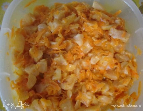 В мисочке смешиваем подготовленные кубики филе щучки и еще теплые или даже горячие овощи. Добавляем к ним уксус. Я советую начать с 5 ст. ложек 9% уксуса...  Все хорошо перемешиваем и добавляем воду. Оставляем постоять минут 10. Пробуем (овощи, т.к. рыба еще не готова) - здесь можно скорректировать остроту и кислоту добавив больше специй или разбавив чуть водой. Настояться рекомендую часа 2, а в идеале на ночь в холодильник.
Рыбка свариться в уксусе и от специфичного рыбного запаха не останется и следа.
Смачного Вам, дорогие мои 