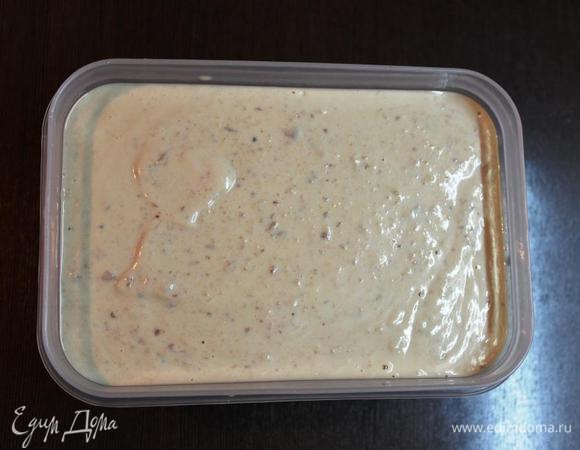 Выложим в контейнер. Поставим его в морозилку и забудем до утра!!!! Ну или до застывания, если готовите днем. 
Никаких перемешиваний и мороки с кристалликами!!!