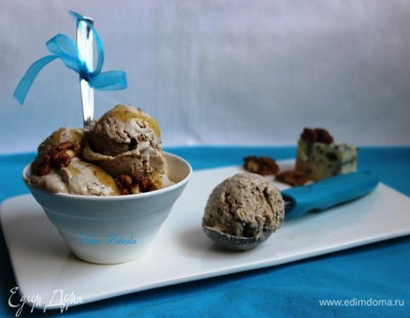 Утром достаем готовое мороженое, даем ему минут 5-10 постоять при комнатной температуре, чтобы формовка была аккуратнее. 
Оформляем порции и наслаждаемся!!!
