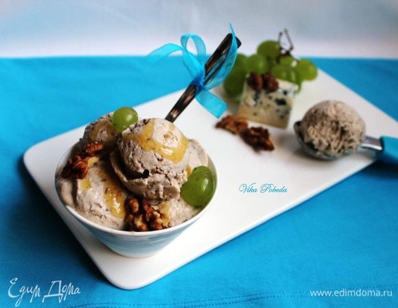 Можно как я. Подавать с жидким медом, парочкой грецких орешков и виноградом!!