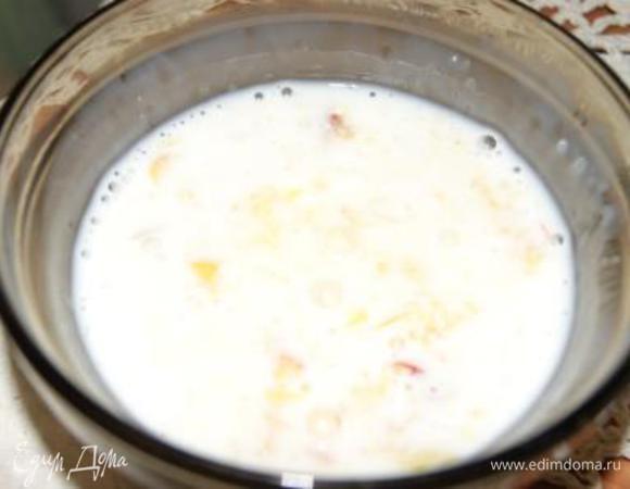 Один персик разрежьте пополам, достаньте косточку. Мякоть вместе со шкуркой нарежьте на кубики и пюрируйте блендером. Смешать с йогуртом.