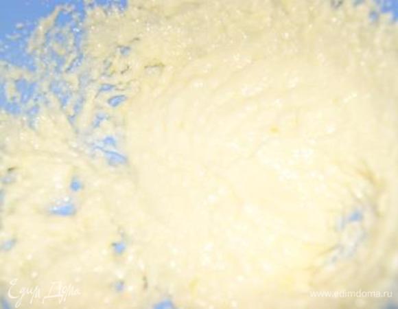 Масло взбить с сахаром и цедрой лимона.