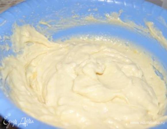 Продолжая взбивать по одному добавить яйца. Добавить просеянную с солью и разрыхлителем муку и смесь йогурта и персикового пюре.