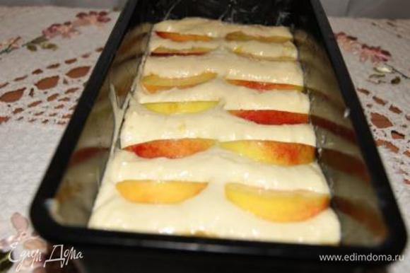 Выложить тесто в форму, смазанную сливочным маслом и присыпанную мукой. Выложить кусочки персиков. Запекать при 180 гр. 35 минут.