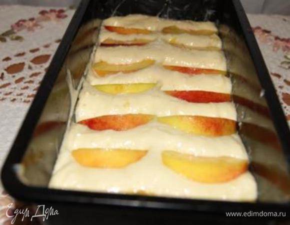 Выложить тесто в форму, смазанную сливочным маслом и присыпанную мукой. Выложить кусочки персиков. Запекать при 180 гр. 35 минут.