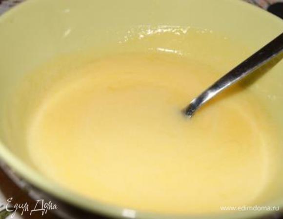 Приготовить заливку. Все ингредиенты соединить в сотейнике, довести до кипения, слегка остудить.