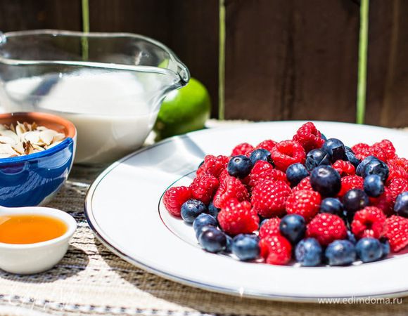  Несколько слов о малине - осторожно, в малине много зернышек, которые не очень приятны в смузи. Поэтому, если вы не уверены, что ваш блендер с ними справится, возьмите морожену малину. Там зернышки помягче. С миндалем то же самое, что с малиной: если ваш блендер не суперзверский, возьмите сильно измельченные орехи. Миндальное молоко возьмите очень холодное.