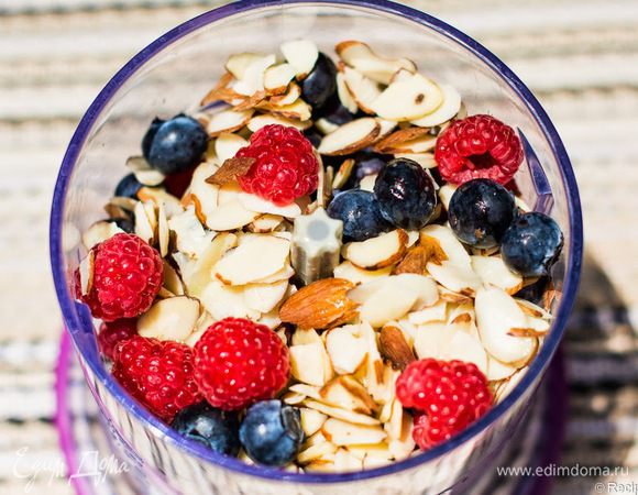Охладите ягоды и молоко перед смешиванием. А потом просто сложите все в блендер. Только молоко сразу все не выливайте, оставьте примерно треть. Оно пригодится для доведения смузи до нужной консистенции. Выжмите прямо в блендер половинку лайма. Если хотите немного покислее, выжимайте больше.

