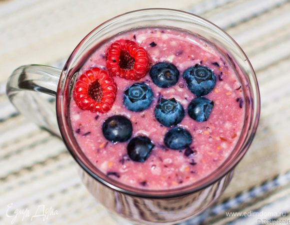 ЖЖЖЖЖЖЖЖЖЖЖЖЖЖ! ЖЖЖЖЖЖЖЖЖЖЖЖЖ!!!!ЖЖЖЖЖЖЖЖЖЖЖЖЖ!!!! 
Смешалось? :-))) Теперь проверьте, достаточно ли смузи жидкое для питья. Добавьте молока, если нужно. Перемешайте. Теперь можно сесть в шезлонг у бассейна со стаканчиком свежесмешанного смузи. И пусть все завидуют.