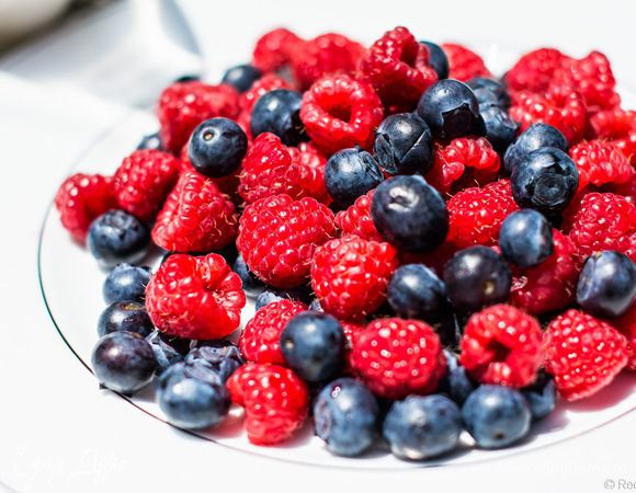 Из вышеуказанных продуктов получается примерно 3 стакана смузи. Зависит от того, насколько жидким вы его захотите сделать. Я больше одного стакана не осиливаю, а ребёнок и того меньше - очень сытно получается:-)