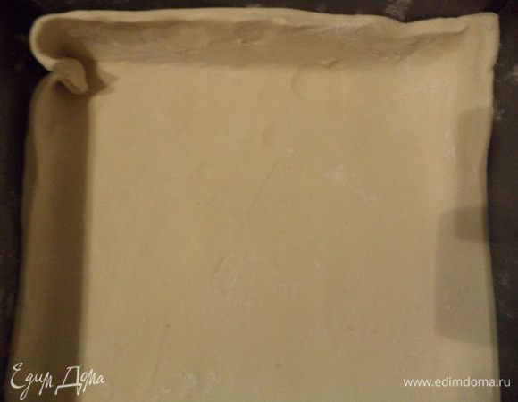 Слоёное тесто разморозить, раскатать тонким слоем. Вырезать из теста 2 пласта, один чуть больше, другой чуть меньше.