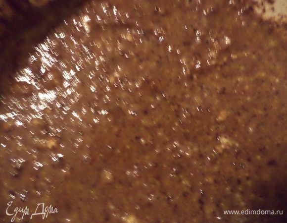 Для начинки орехи очистить и измельчить в бледере не очень мелко.
Шоколад натереть на мелкой тёрке.
Соединить орехи, шоколад, сахар, перемешать, добавить яйца и фруктовый сироп, тщательно перемешать.