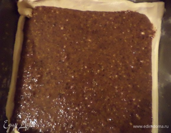 Смазать форму для выпечки сливочным маслом, выложить больший пласт теста, сформировав бортики, выложить начинку, и сверху накрыть оставшимся пластом теста. 