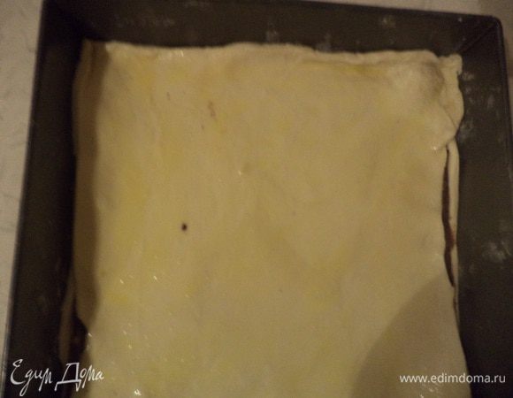 Смазать поверхность пирога взбитым яйцом, выпекать при температуре 200 градусов.