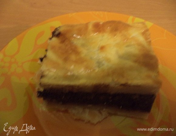 Пирог остудить в форме, затем вынуть из формы и нарезать порционными кусками.
Очень вкусно с кофе!