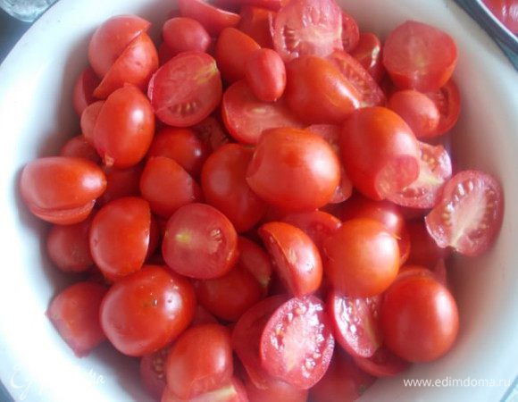 Помидоры хорошо вымыть, порезать частями и удалить все лишнее.