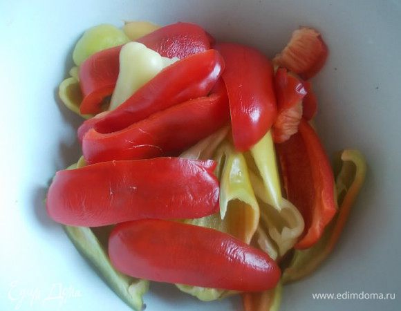 Перец сладкий порезать на части. Можно брать любой цвет, у меня был разный.
