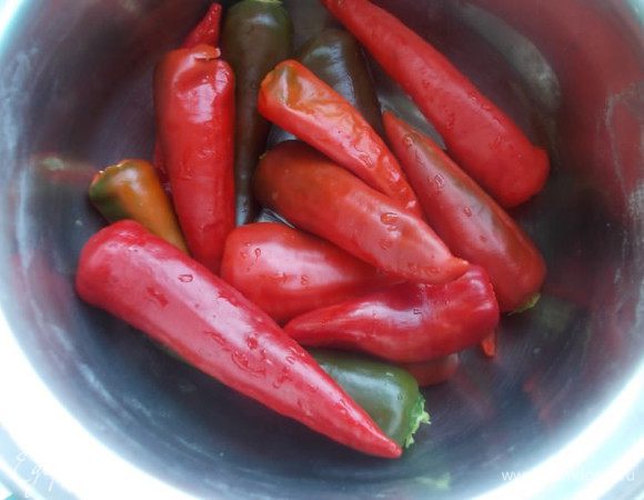 Помыть острый перец.