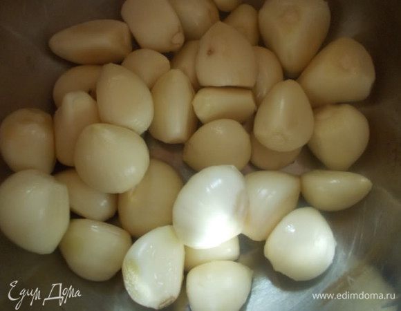 Почистить чеснок.