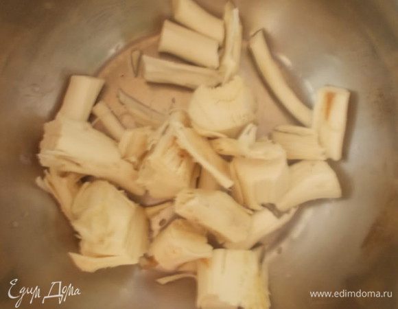 Хрен почистить и порезать мелко,он тяжело мелется,поэтому его нужно добавлять в мясорубку постепенно,чередуя с другими овощами.