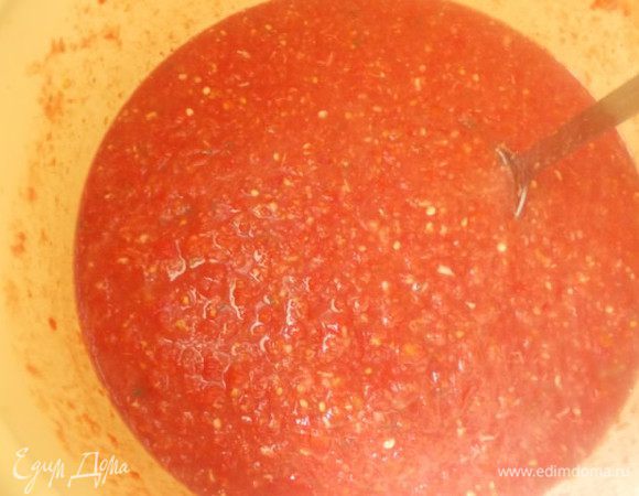 Все вышеуказанное помолоть на мясорубке. Будьте осторожны с острым перцем,регулируйте остроту,добавьте сразу половину нормы,перемешайте,попробуйте,если мало добавляйте ещё. Затем нужно посолить и если помидор недостаточно сладкий,можно добавить пару ложек сахара,здесь уже дело вкуса,я не добавляю.